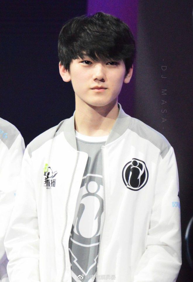 Zoom三杀格温全场乱剪 大哥两遭单杀炸线 乐言队1-0Uzi队